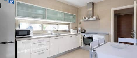 Deluxe Villa, Hill View | Private kitchen