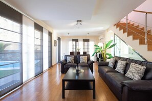 Deluxe Villa, Hill View | Living area