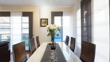 Deluxe Villa, Hill View | Dining room