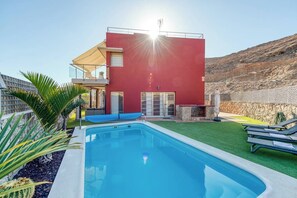 Piscina a l'aire lliure i gandules