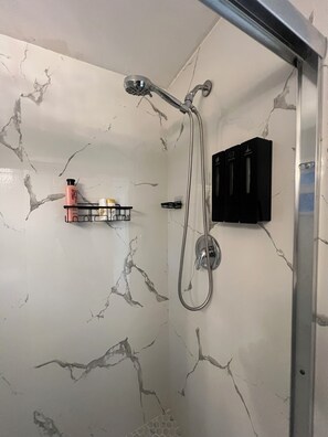 Sèche-cheveux, serviettes fournies, savon, papier toilette