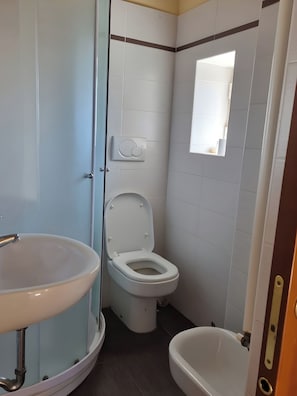 Dusche, Haartrockner, Bidet, HandtĂŒcher