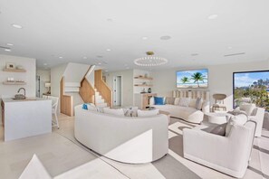TV - Siesta Beachfront Paradise - Infinity Pool & Spa! (Sarasota)