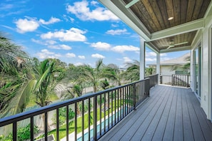 Terrace/patio - Sunstoppable: Luxury Rental with Pool, Spa, Roof (Bradenton Beach)
