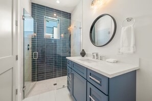 Douche, sèche-cheveux, serviettes fournies, shampoing