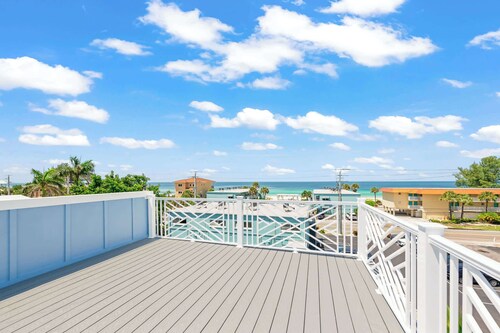 Beach View Paradise - New Anna Maria Island Home