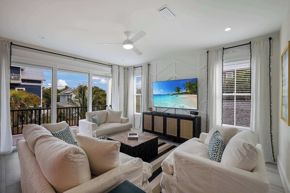 TV - Majestic Summer - Brand New Home Anna Maria Island (Bradenton Beach)
