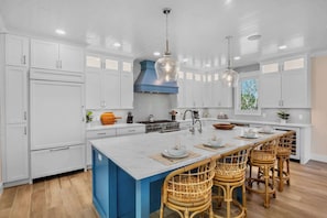 Fridge, microwave, oven, stovetop - Between the Waves - Siesta Key Luxury Home (Siesta Key)