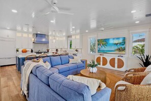 TV - Between the Waves - Siesta Key Luxury Home (Siesta Key)