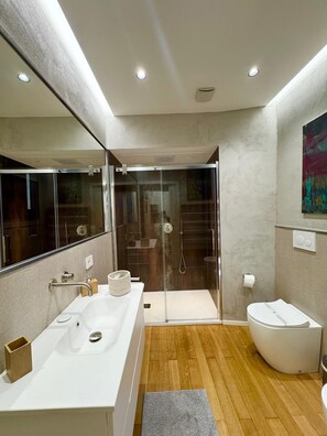 Shower, free toiletries, hair dryer, bidet
