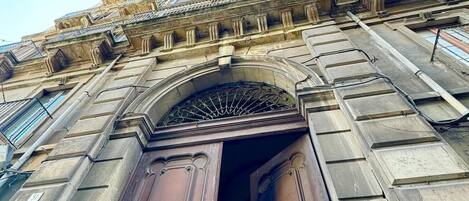 تفاصيل الفندق من الخارج