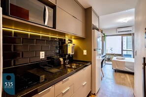 Kühlschrank, Mikrowelle, Wasserkocher mit Kaffee-/Teezubehör