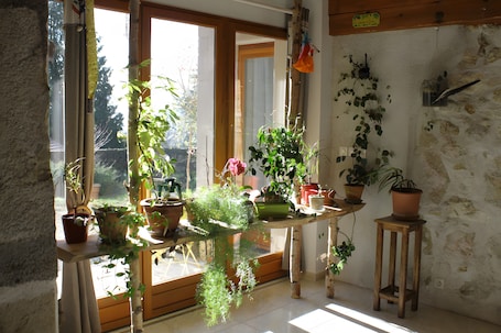 Interior. Bed and Breakfast 'Chez Louve Bleue - Côté Jardin' with Mountain View, Shared Terrace and Wi-Fi