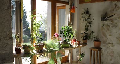 Bed and Breakfast 'Chez Louve Bleue - Côté Jardin' with Mountain View, Shared Terrace and Wi-Fi