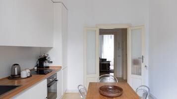 Een oven, een kookplaat, een vaatwasser