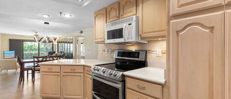 Frigorífico, microondas, horno y placa de cocina