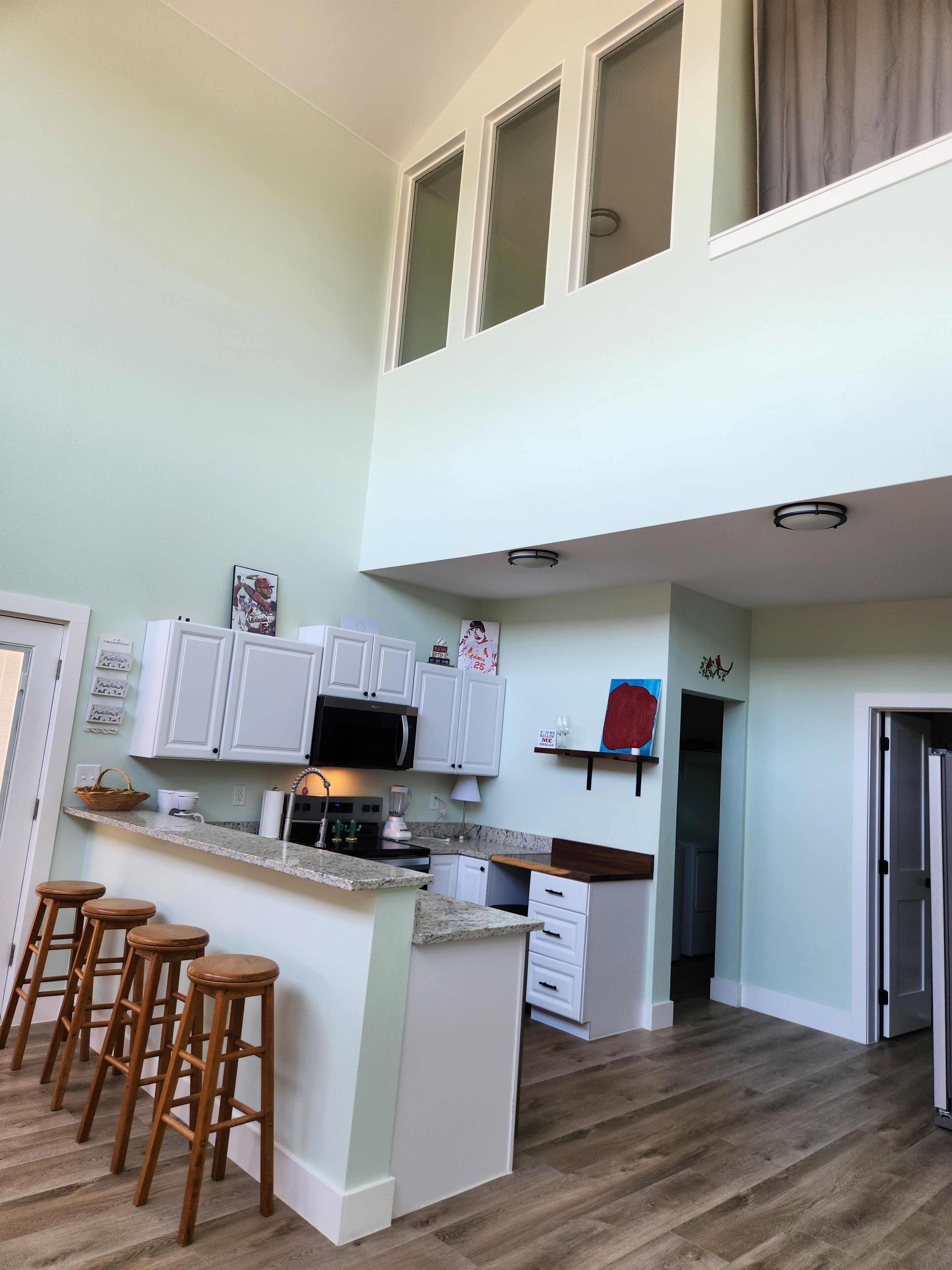 Mikrobølgeovn, ovn, kokeplater og oppvaskmaskin