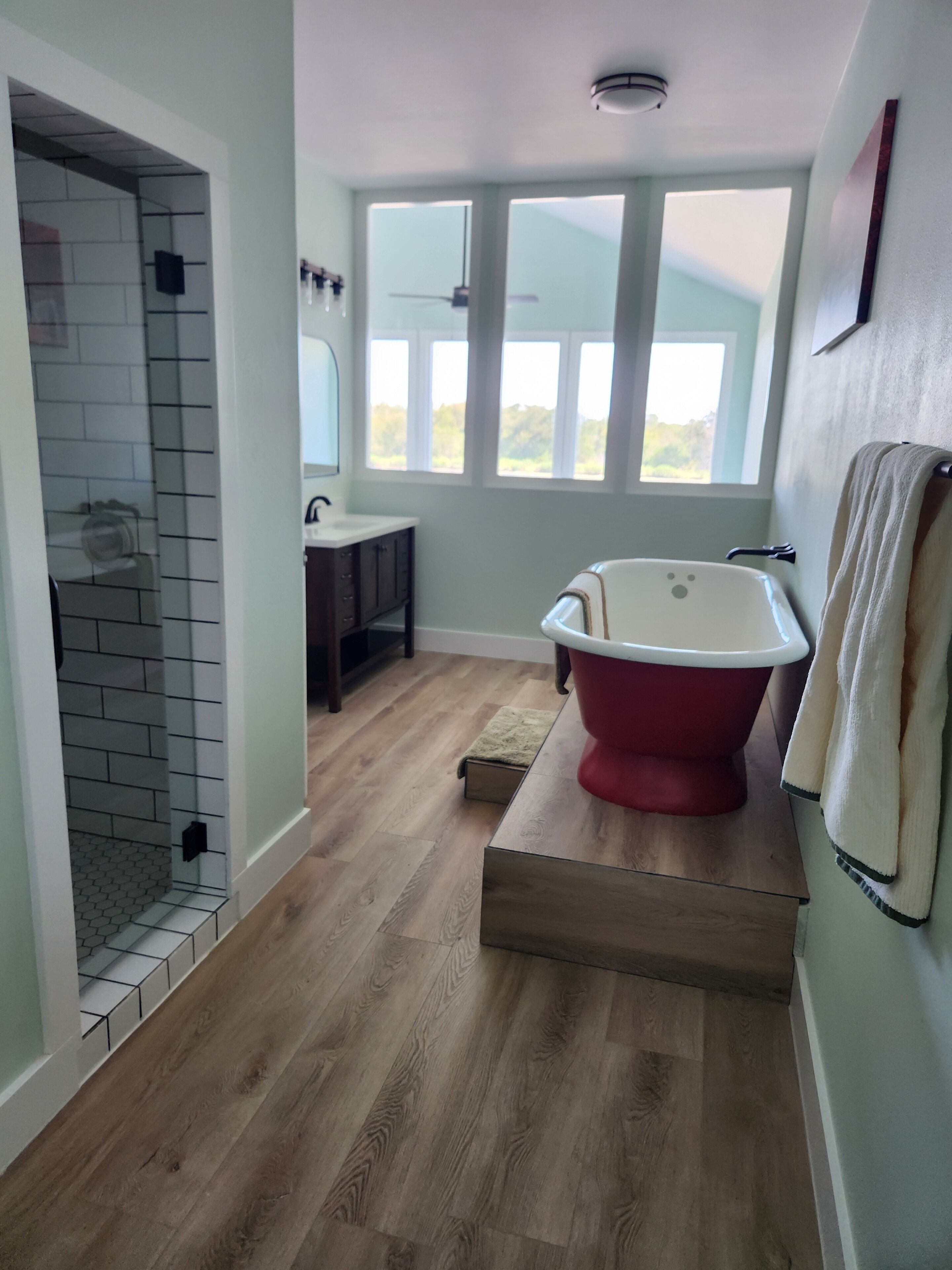 Douche, serviettes fournies, papier de toilette