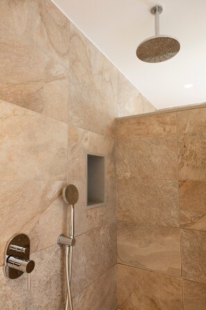 Regadera, amenidades de baño gratuitas, toallas 