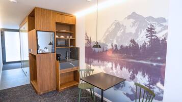 Comfort tweepersoonskamer | Een gratis minibar, een laptopwerkplek, gratis wifi, beddengoed