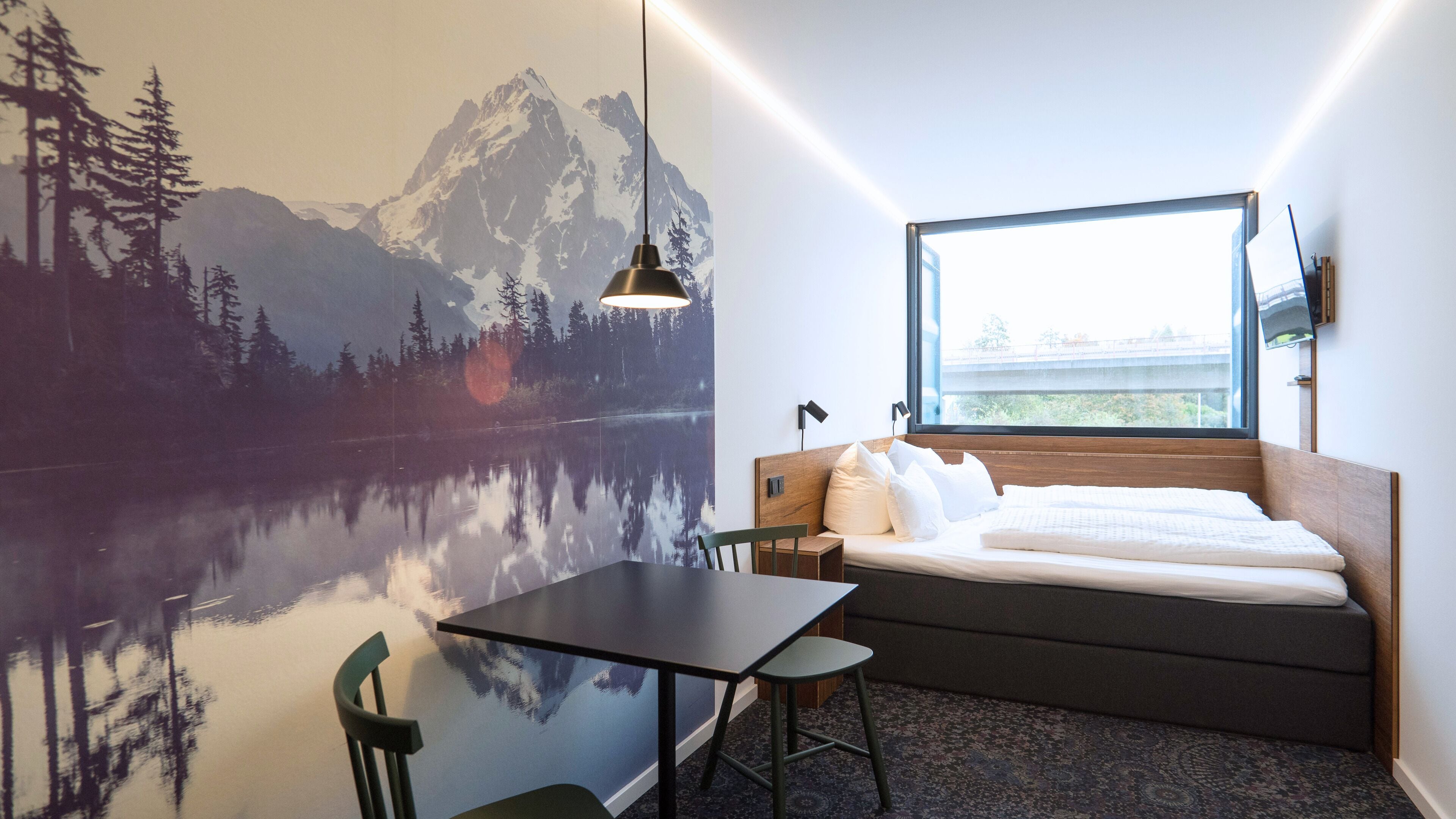 Comfort tweepersoonskamer | Een gratis minibar, een laptopwerkplek, gratis wifi, beddengoed