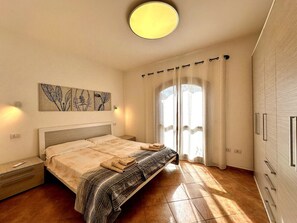 3 makuuhuonetta, työpöytä, Wi-Fi, vuodevaatteet