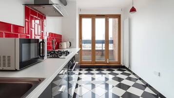 Fridge, microwave, oven, stovetop