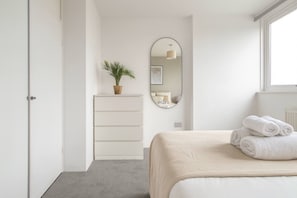2 habitaciones, tabla de planchar con plancha, wifi y ropa de cama