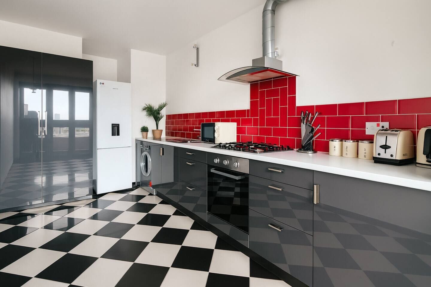 Een koelkast, een magnetron, een oven, een kookplaat