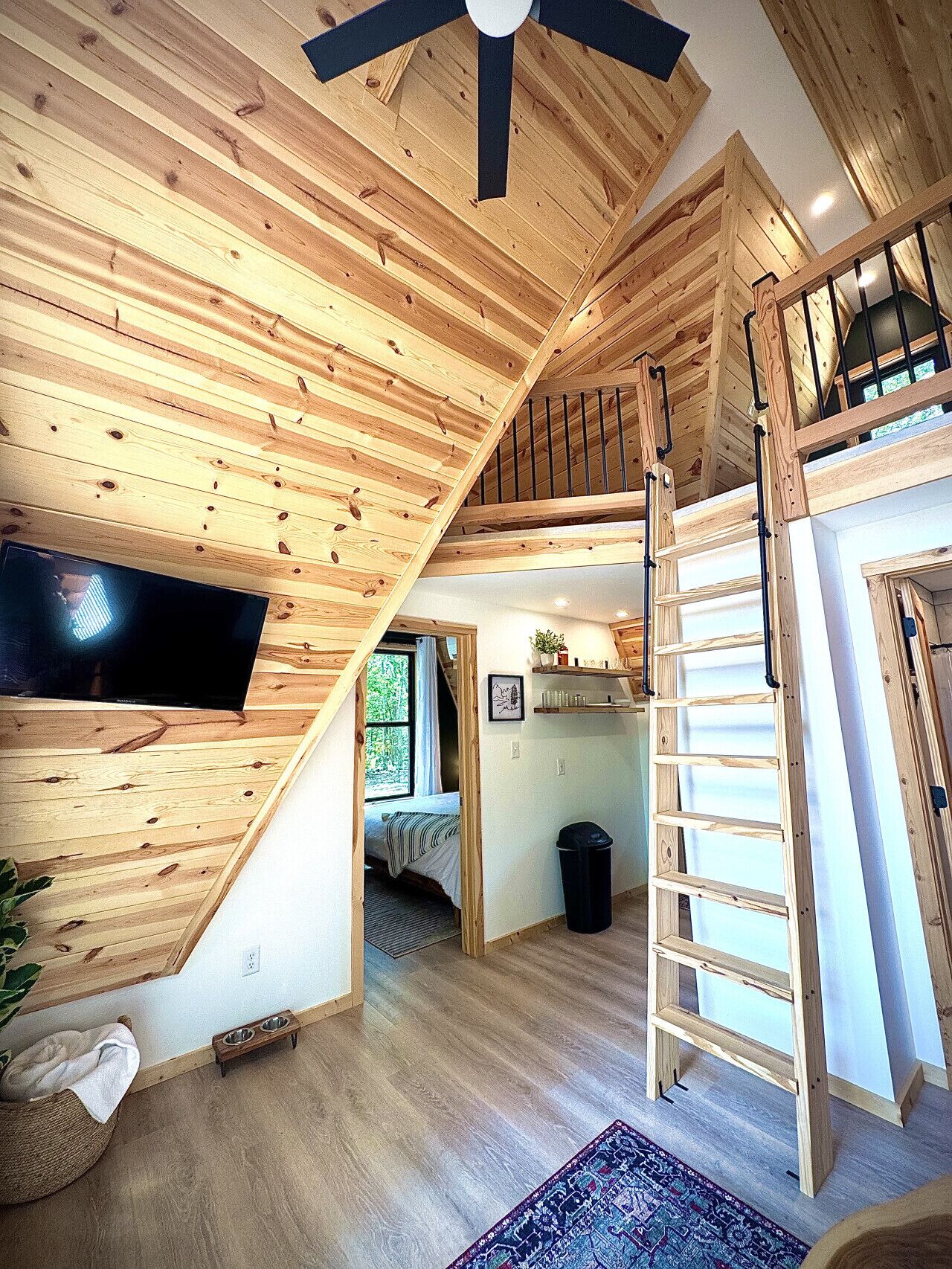 2 bedrooms, desk, WiFi, bed sheets