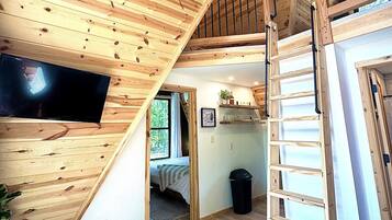 2 bedrooms, desk, WiFi, bed sheets