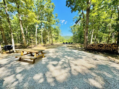 The Tiegen Rae: cozy mountain cabin with huge views