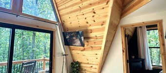 The Tiegen Rae: cozy mountain cabin with huge views