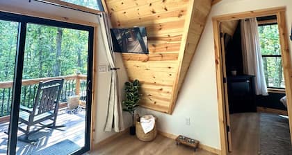 The Tiegen Rae: cozy mountain cabin with huge views