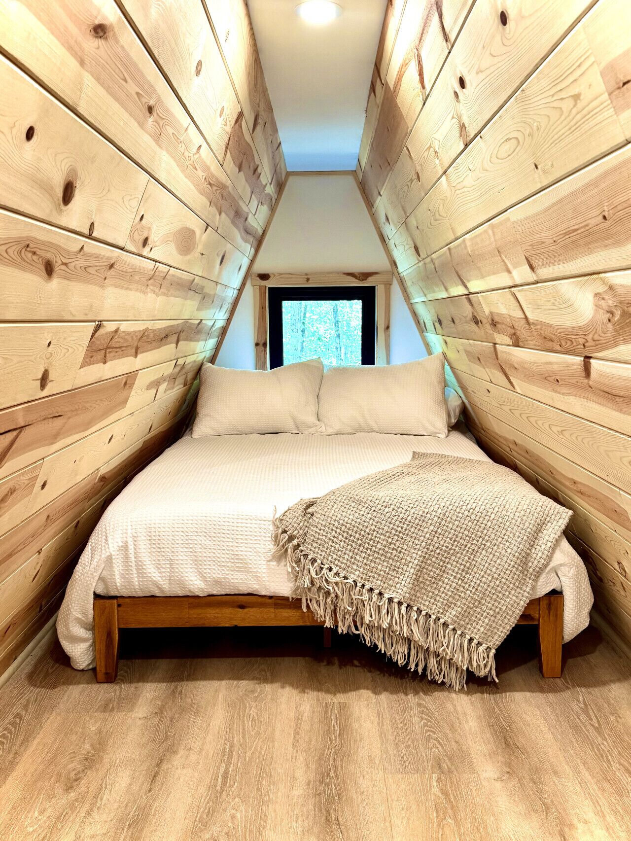 2 bedrooms, desk, WiFi, bed sheets