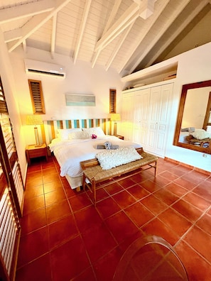 3 bedrooms, iron/ironing board, WiFi, bed sheets - VILLA LAUCALY ORIENT BAY (saint martin)