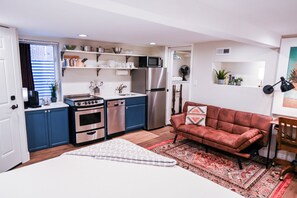 Schreibtisch, Bügeleisen/Bügelbrett, Reisekinderbett, kostenloses WLAN