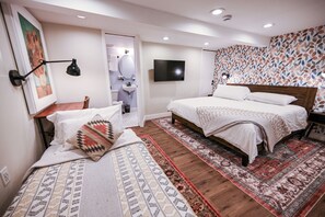 Escritorio, tabla de planchar con plancha, cuna de viaje y wifi gratis 