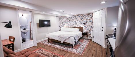 Een bureau, een strijkplank/strijkijzer, reisbedje, gratis wifi