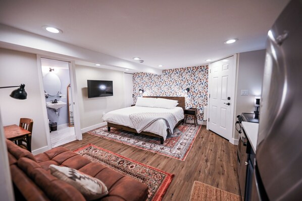 Escritorio, tabla de planchar con plancha, cuna de viaje y wifi gratis 