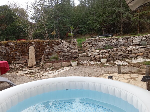 Outdoor spa tub