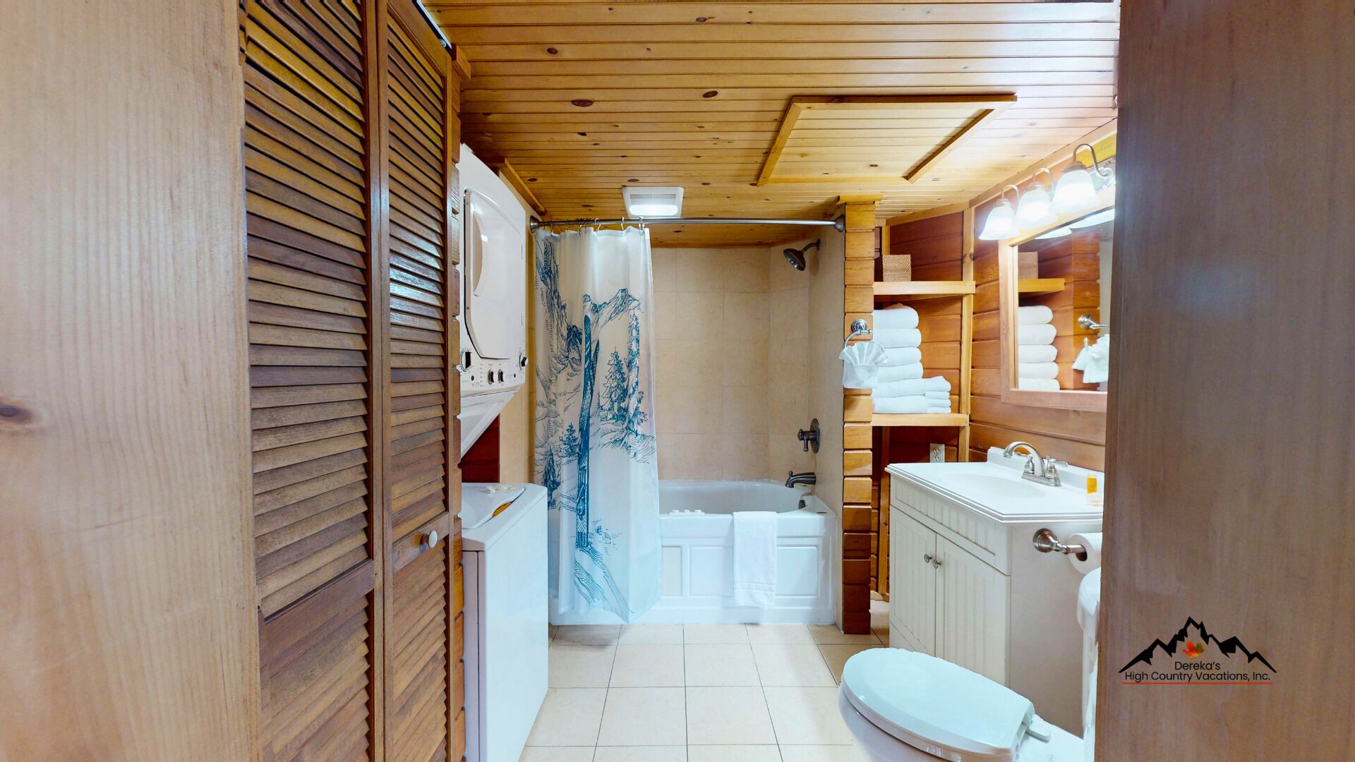 Ein schmales Badezimmer mit Holzausstattung, einer Badewanne, Toilette und Waschbecken.