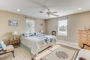 3 bedrooms, iron/ironing board, WiFi, bed sheets - Charming 3BR River House w/ Private Dock (Kiln)