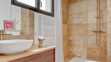 Doccia, asciugacapelli, asciugamani, sapone