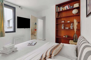 2 chambres, bureau, fer et planche à repasser, lit parapluie