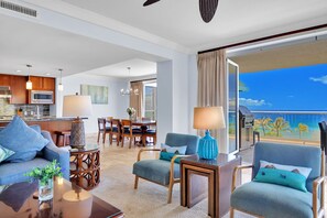 Ein modernes Hotelzimmer mit Essbereich, Küchenzeile und einem Balkon mit Meerblick.
