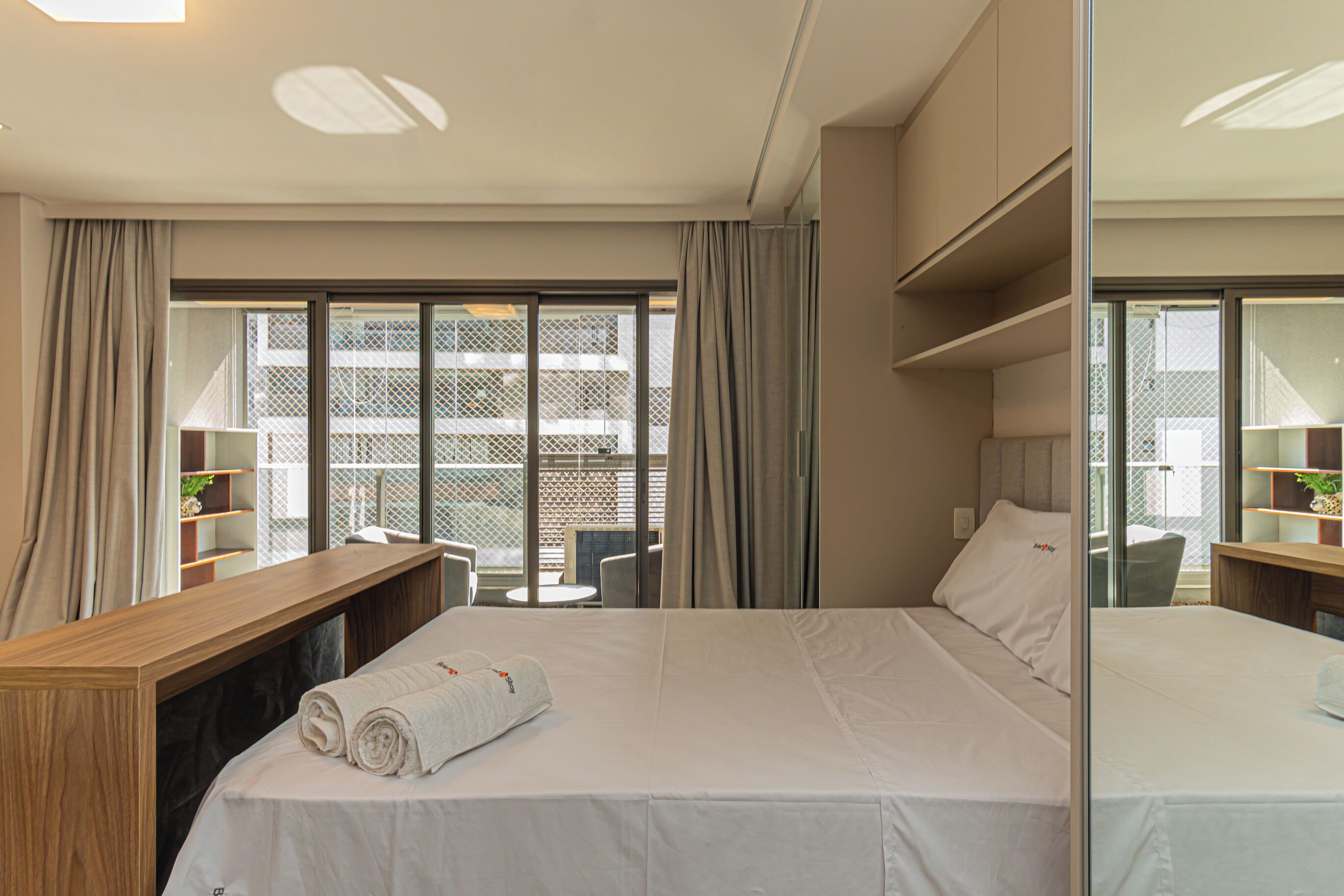 1 quarto, escrivaninha, ferros/tábuas de passar roupa, berço de viagem