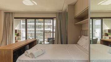 1 quarto, escrivaninha, ferros/tábuas de passar roupa, berço de viagem