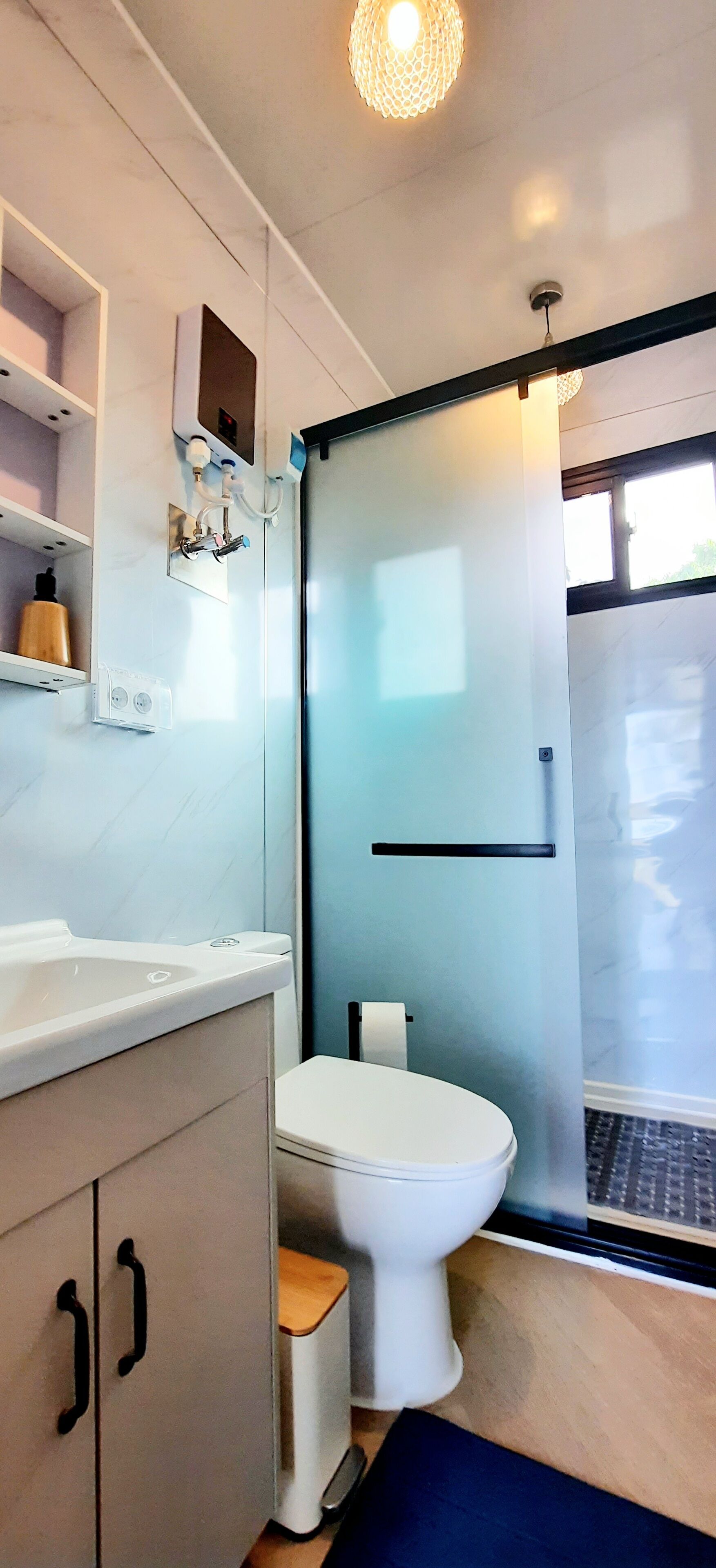 Ducha, secador de pelo, toallas y jabón