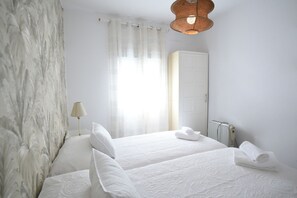 3 bedrooms, iron/ironing board, WiFi, bed sheets